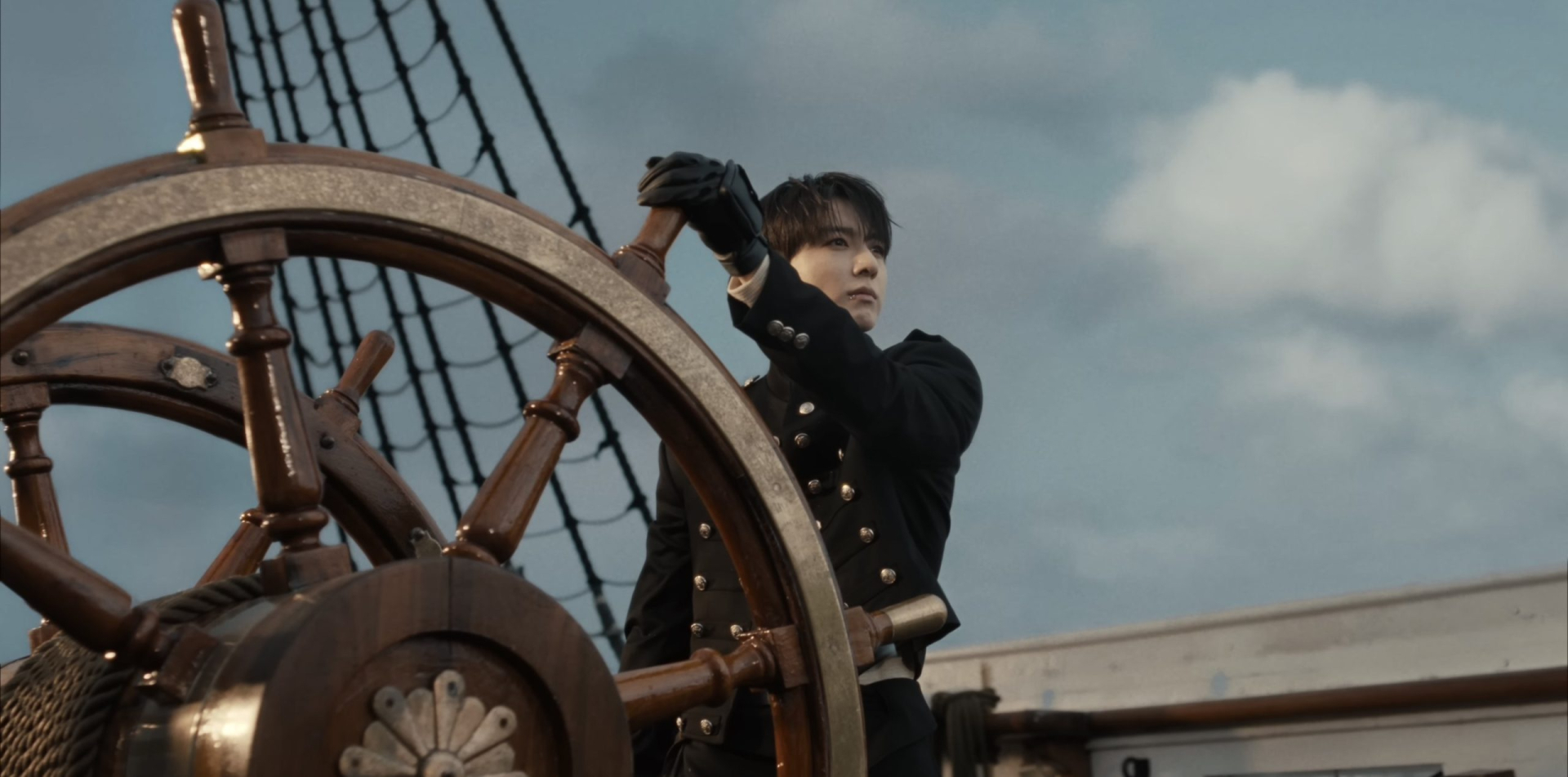 Với ARIRANG, nhóm được nhận xét đã tìm lại tinh thần nổi loạn và đậm chất hip-hop, đồng thời mạnh dạn thử nghiệm để khẳng định cá tính âm nhạc (Ảnh: Cắt từ MV)