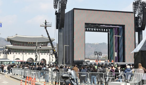 Công tác chuẩn bị sân khấu đang diễn ra sôi nổi tại Quảng trường Gwanghwamun ở Seoul vào ngày 20/3 (Ảnh: News1)