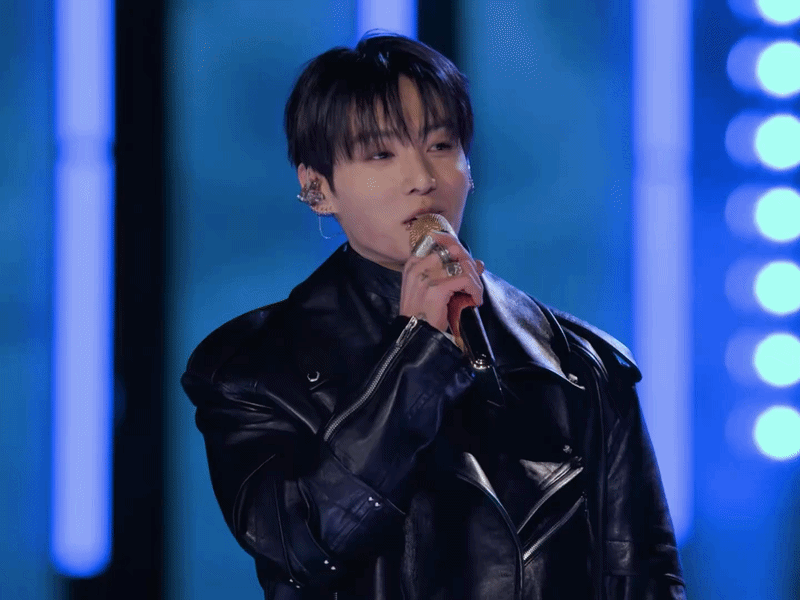 Zoom cận visual Jung Kook - V ở concert Gwanghwamun: Nhan sắc không vết gợn xước, đúng là “mỹ nam đẹp nhất thế giới”!