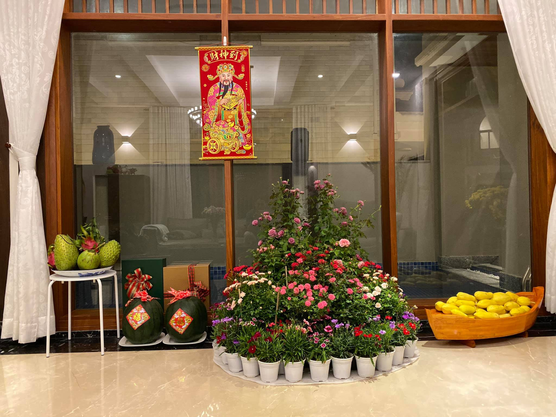 Căn nhà này luôn được trang trí hoành tráng, chỉn chu mỗi dịp Tết đến (ảnh: Tổng hợp)