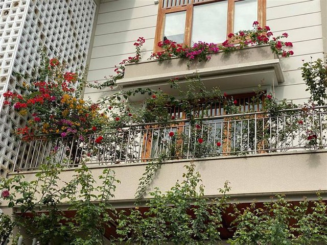 Bên ngoài căn biệt thự này có rất nhiều hoa hồng, đúng với sở thích của nữ doanh nhân (Ảnh: Tổng hợp)