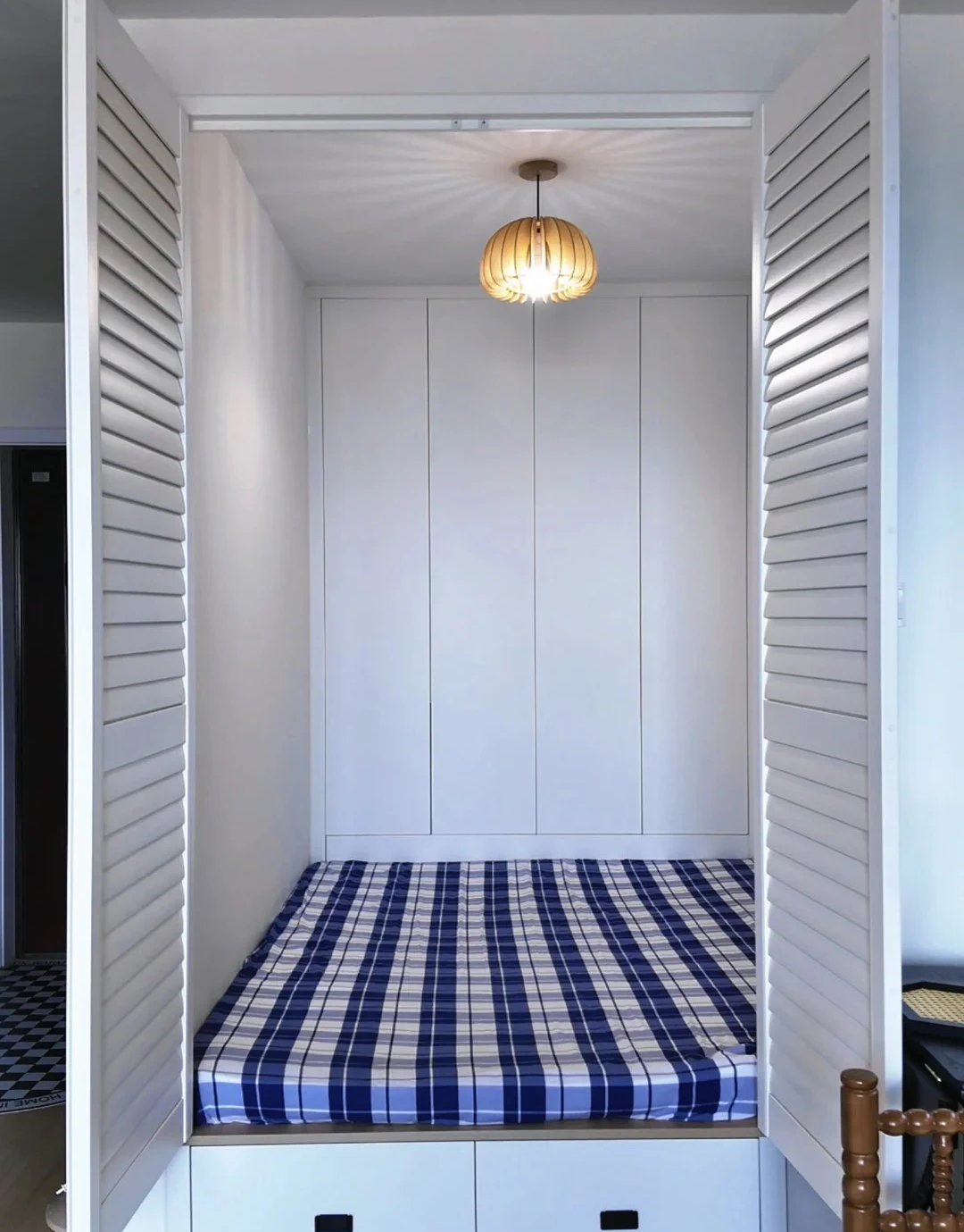 Căn nhà 33m2 của chàng trai sống một mình gây sốt: Phòng ngủ chỉ 3m2 nằm ngay trong phòng khách!