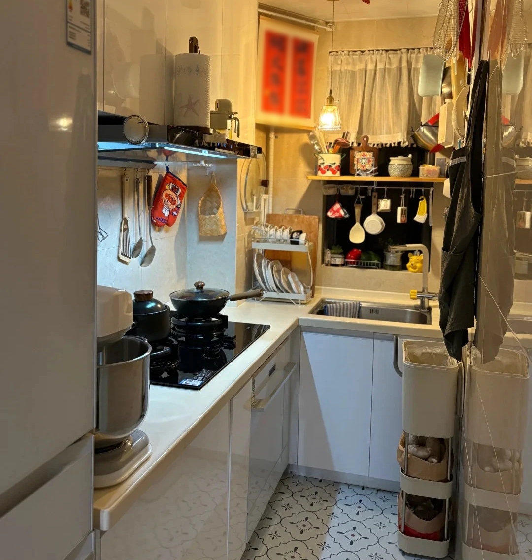 Căn nhà 33m2 của chàng trai sống một mình gây sốt: Phòng ngủ chỉ 3m2 nằm ngay trong phòng khách!