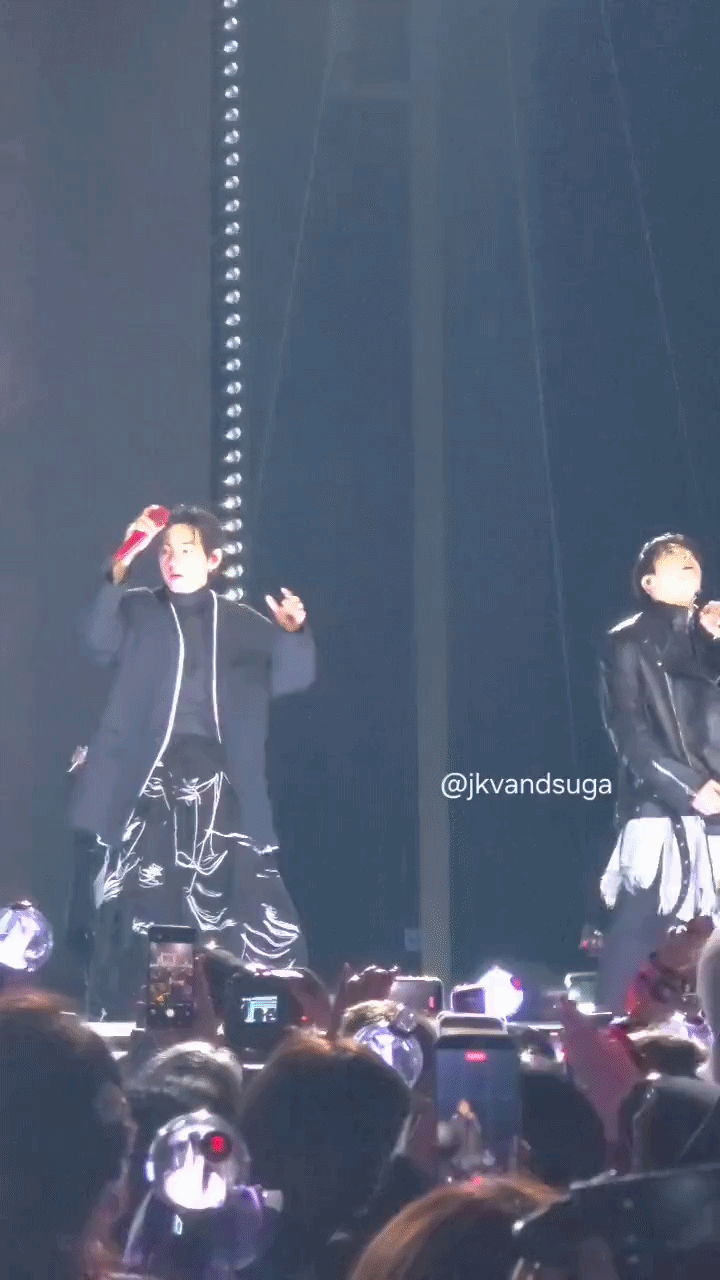 2 người tạo nên khung hình bùng nổ visual