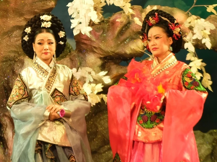 Trong Ngày Xửa Ngày Xưa kỷ niệm 25 năm ra mắt, Mỹ Duyên (bên trái ngoài cùng) tiếp tục được giao vai đào đẹp, thần Gió vì không có vai công chúa