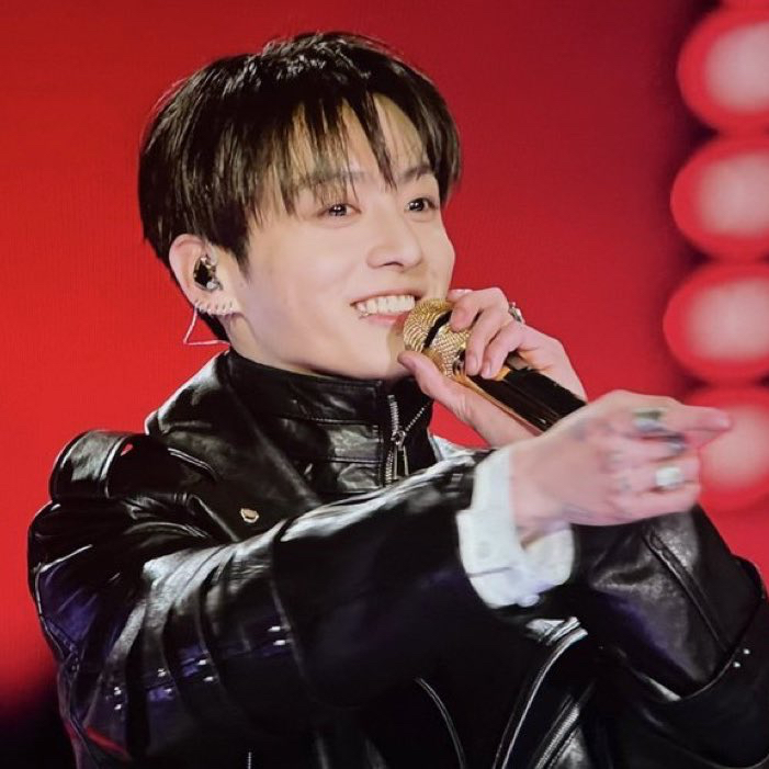 Jung Kook dù có hầm hố nhưng vẫn không thể giấu đi được visual thỏ con của mình (Nguồn: X)