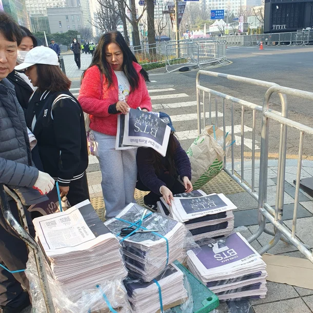 Hàng nghìn người hâm mộ khoác lên mình sắc tím đặc trưng, tay cầm lightstick và các bảng cổ vũ, hào hứng chụp ảnh check-in với sân khấu ngoài trời (Ảnh: Chosun)