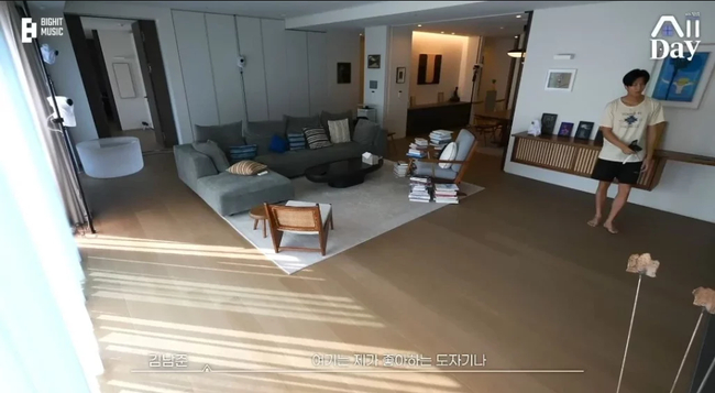 Phòng khách rộng lớn trong căn hộ của RM