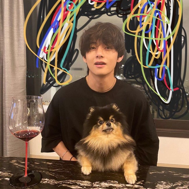 Khu vực bàn ăn đặt gần cửa sổ