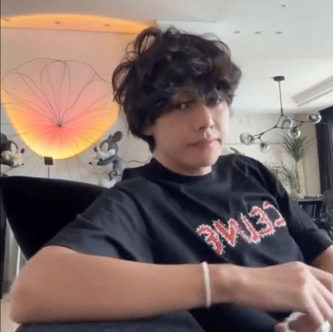 Chiếc ghế có hình thù mô phỏng vòng 3 của thương hiệu Casamania & Horm