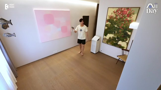 Căn hộ của RM có nhiều khoảng trống chưa sử dụng đến, được nam idol tận dụng treo nhiều tranh ảnh nghệ thuật