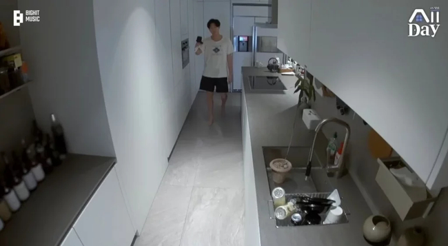 Khu bếp được sơn tông màu trắng - xám tinh giản