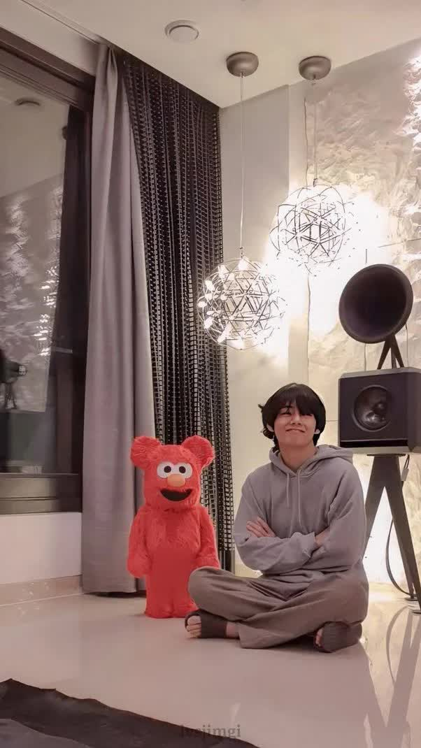 Chiếc loa 3 chân màu đen với thiết kế khá đơn giản, giá khoảng 570 triệu đồng