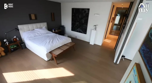 Không gian phòng ngủ với thiết kế đơn giản, hiện đại