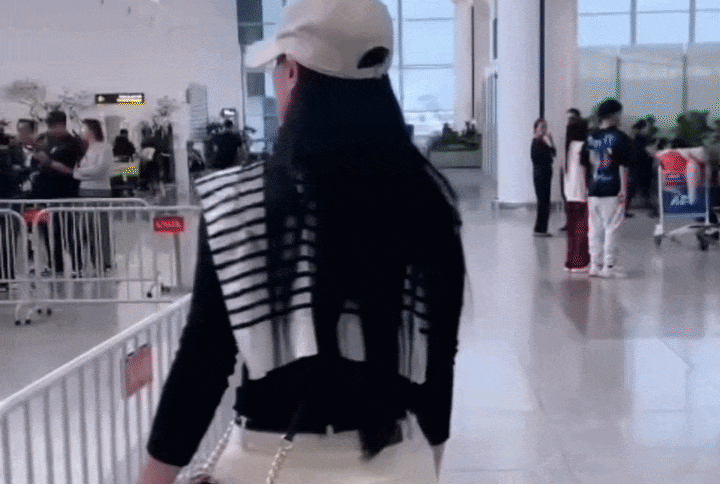 Nhờ lựa chọn trang phục phù hợp, nữ diễn viên ăn gian tuổi tác khiến không ai nhận ra tuổi thật của cô