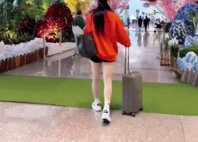 Vóc dáng trẻ trung của Quách Thu Phương khi nhìn từ phía sau