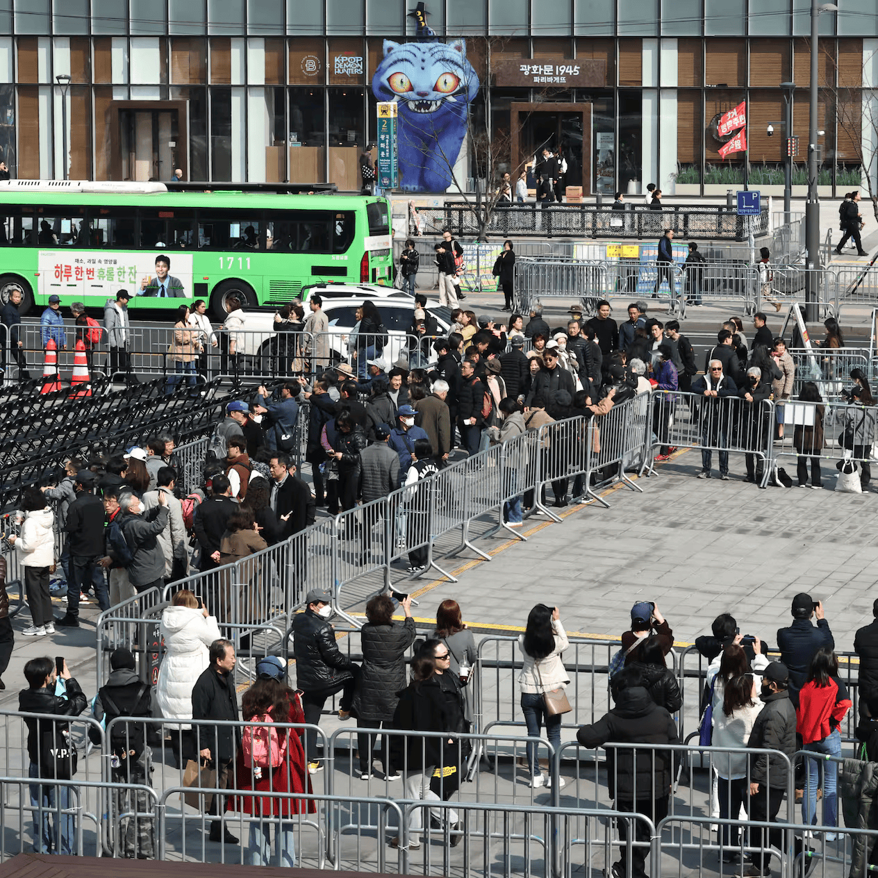 Hiệu ứng lan tỏa mạnh mẽ khiến các khách sạn tại Gwanghwamun, Myeongdong, Gangnam và nhiều khu vực lân cận gần như kín phòng (Ảnh: Yonhap)