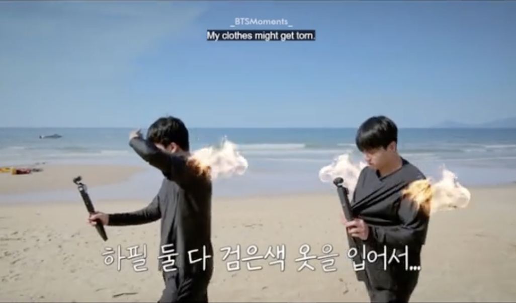 Hai thành viên BTS liên tục nhăn mặt vì cái nắng miền Trung