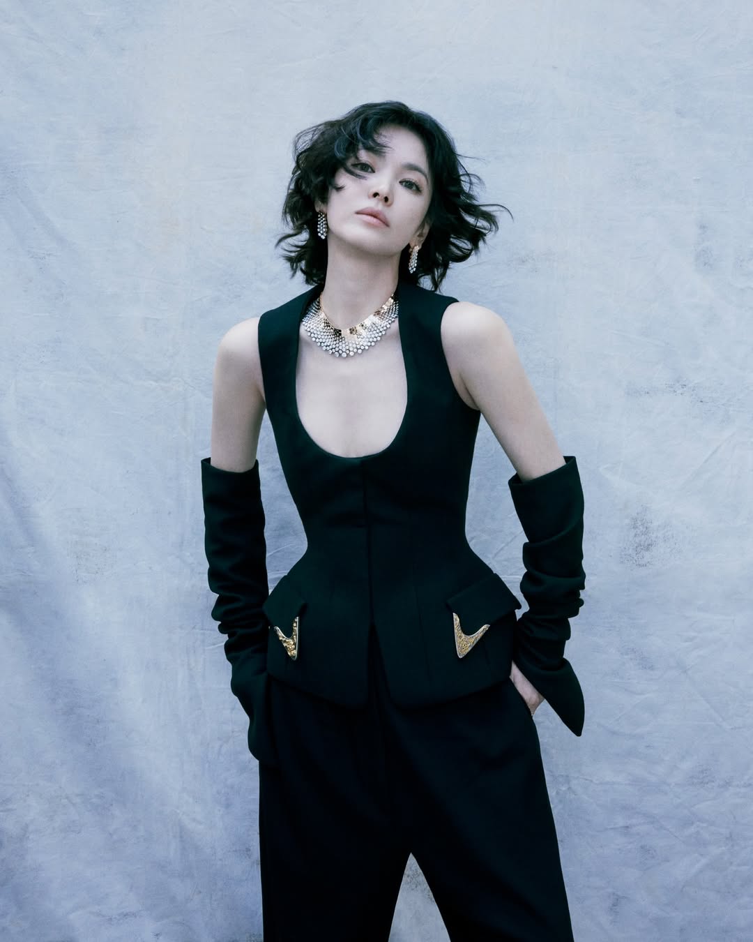 Nữ diễn viên khoe trọn vòng eo thon thả, nuột nà trước ống kính máy quay. Ảnh: Koreaboo