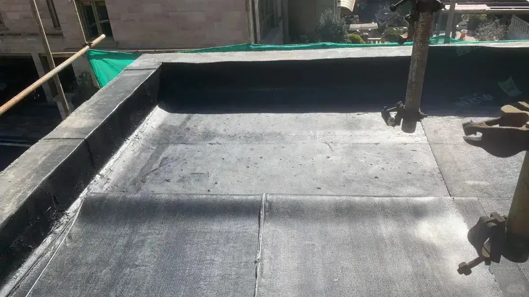 Phải làm lớp chống thấm kỹ càng. 