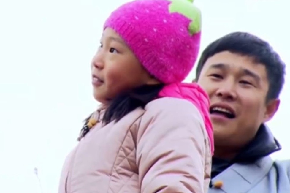 Con gái sinh năm 2006 của một diễn viên hài bị chê bai vì kém xinh, 12 năm sau 