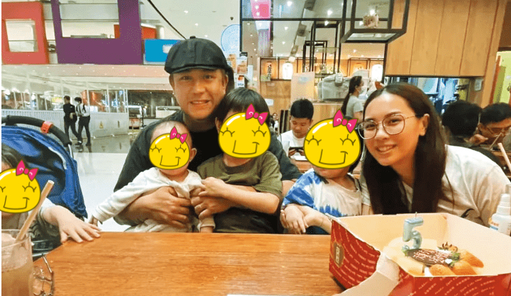 Trương Trí Hằng phải đi xin sữa bột của bạn bè cho 4 con nhỏ của mình vì kinh tế eo hẹp. Ảnh: Sina. 