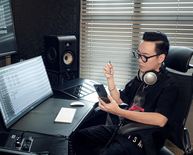 Một góc trong phòng làm việc của JustaTee