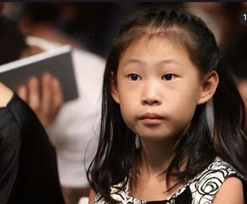 Con gái sinh năm 2006 của một diễn viên hài bị chê bai vì kém xinh, 12 năm sau 