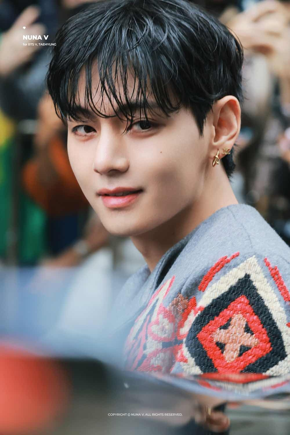 Có là thành viên đẹp nhất BTS thì cũng có khoảnh khắc mặc quần đùi với áo vest trên sóng livestream