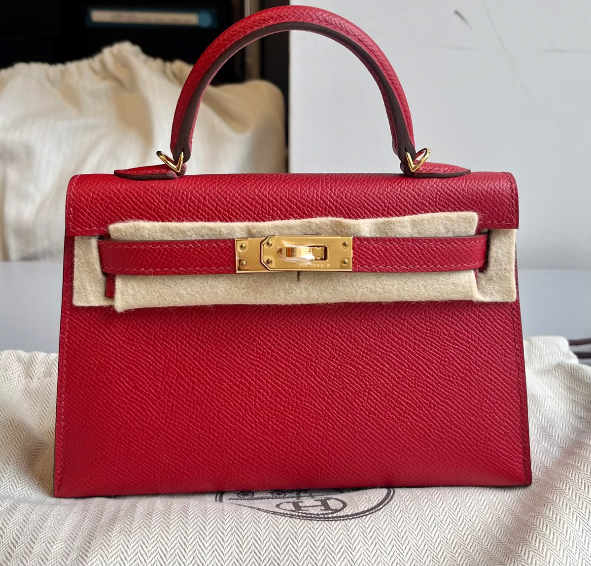 Giá của một chiếc Hermès Kelly da Epsom màu đỏ không có mức cố định, mà dao động mạnh tùy theo kích thước và phiên bản. (Nguồn: Instagram)