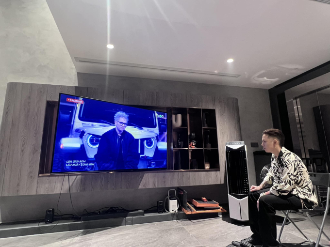 Ở tầng 4 của biệt thự, JustaTee lắp thêm TV để gia đình thuận tiện vừa ăn uống vừa có thể xem các chương trình yêu thích