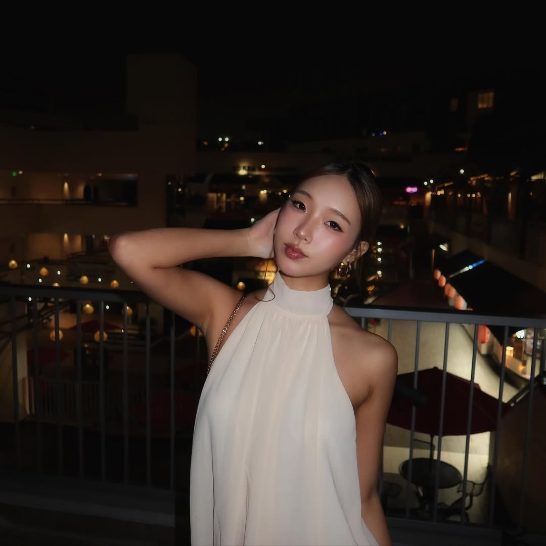 Càng lớn Hứa Hy Văn ngày càng xinh đẹp. Cô sở hữu đường nét gương mặt thanh tú với sống mũi cao thẳng tắp, đôi mắt 1 mí khác lạ. Ảnh: Instagram.