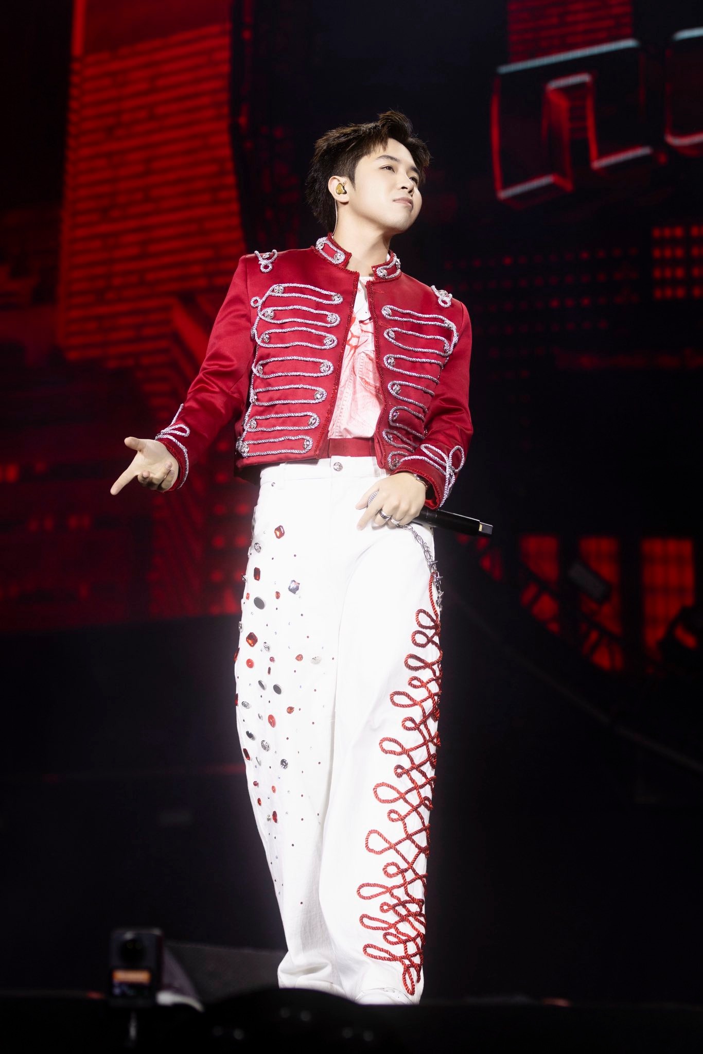  Netizen hy vọng công ty quản lý sẽ có những biện pháp hợp lý để không gây ảnh hưởng đến nỗ lực của nghệ sĩ và ekip (Ảnh: FBNV)