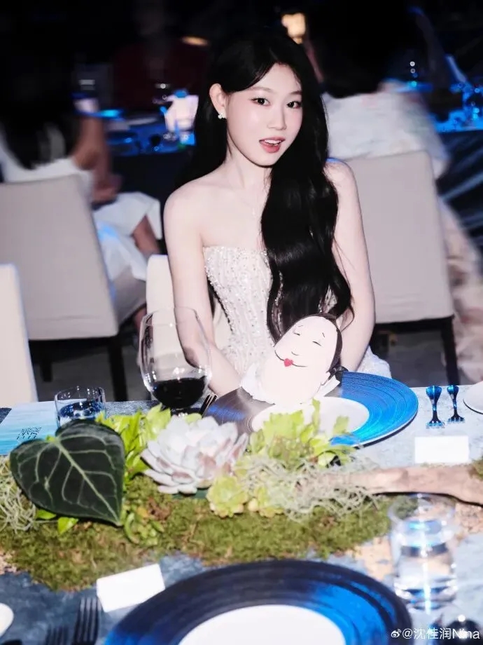 Con gái sinh năm 2006 của một diễn viên hài bị chê bai vì kém xinh, 12 năm sau 