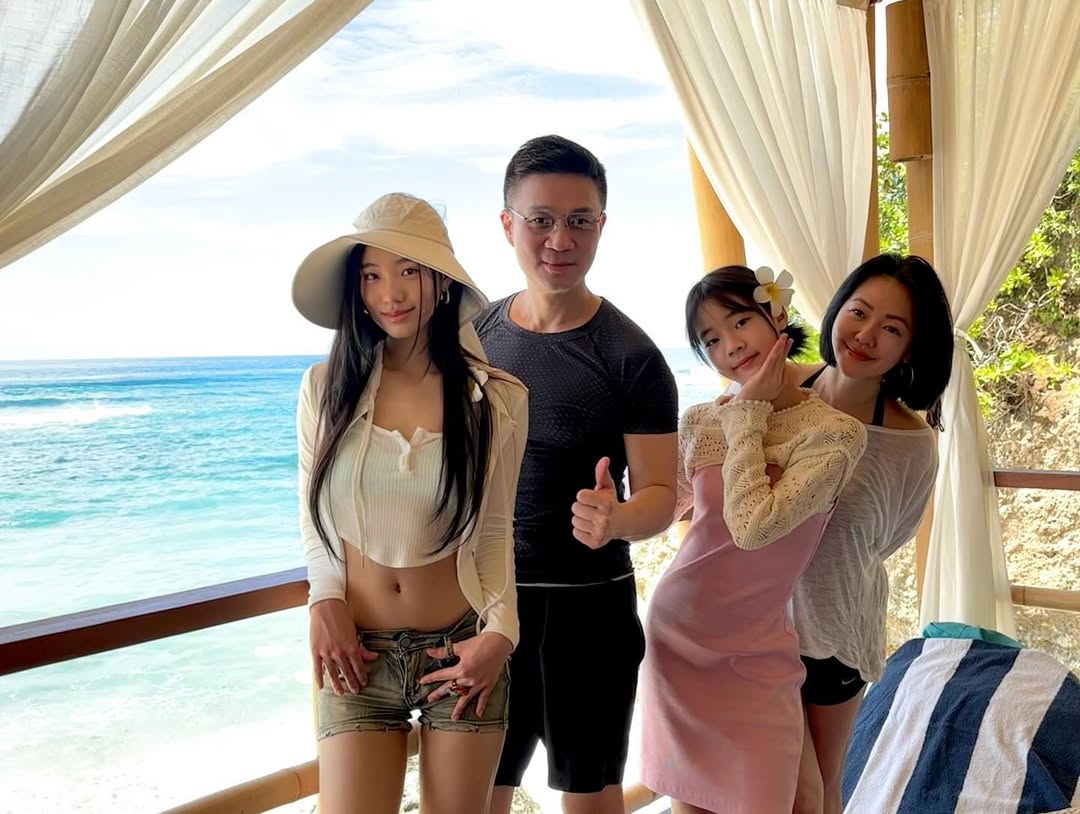 Ngoài Hứa Hy Văn, vợ chồng Từ Hy Đệ - Hứa Nhã Quân còn có 2 cô con gái xinh đẹp nữa là Hứa Thiều Ân (2007) và Hứa Hy Ân (2012). Ảnh: Instagram.