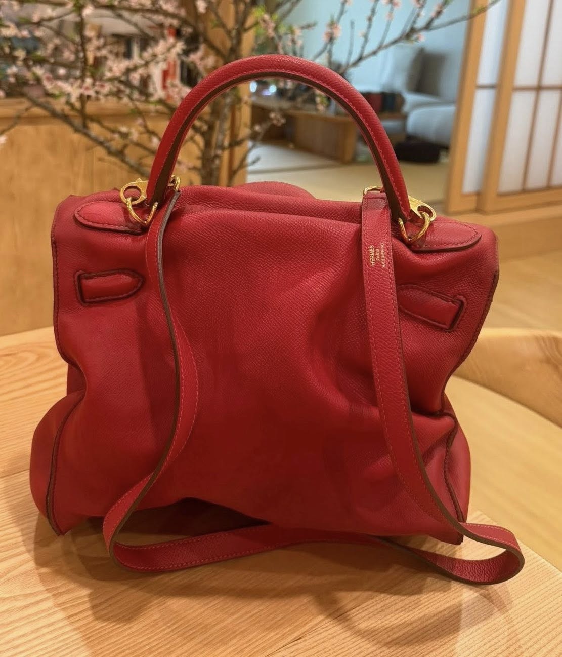 Chiếc túi Hermès Kelly da Epsom biến dạng vì cất túi cùng hộp hút ẩm. (Nguồn: NVCC)