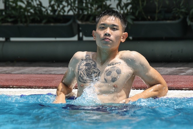 Hai hình xăm trước ngực này đã gắn bó với Đình Bắc suốt nhiều năm.