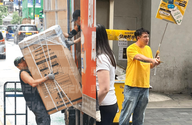 Từ 1 ca sĩ hàng đầu, anh giờ sa sút, phải lao động tay chân bốc vác, phát tờ rời để có tiền trang trải cuộc sống. Ảnh: On.