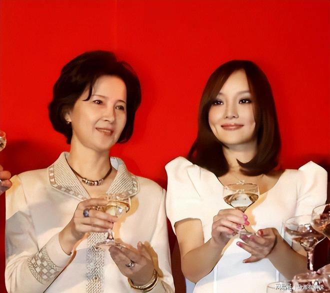 Ông của Lý Tiểu Lộ là giám đốc một hãng sản xuất phim có tiếng. Bố là Lý Đan Ninh - một đạo diễn, diễn viên có nhiều mối quan hệ trong nghề. Mẹ là mỹ nhân nức tiếng một thời trên màn ảnh Cbiz (Ảnh: Sohu).