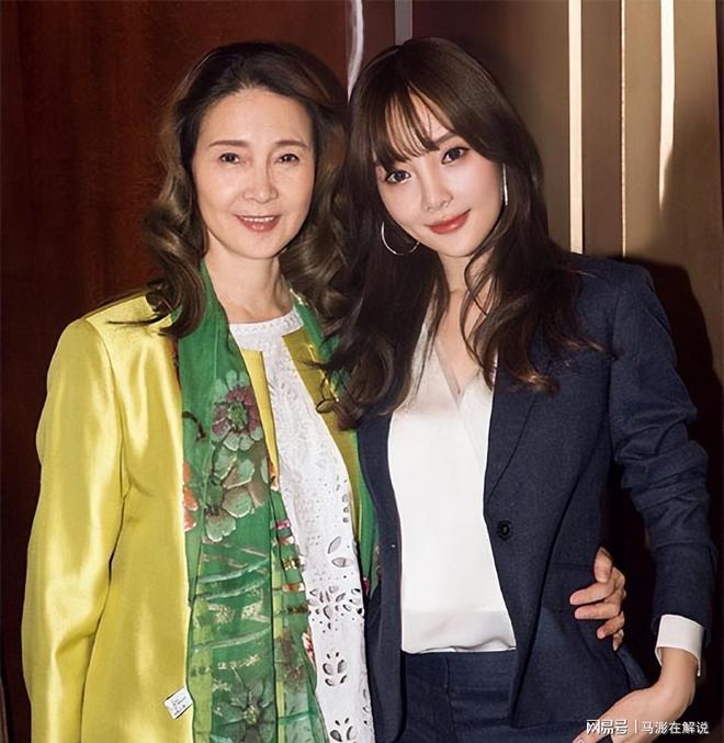 Mẹ Lý Tiểu Lộ khuyên con gái không nên kết hôn với Giả Nãi Lượng (Ảnh: Sohu).