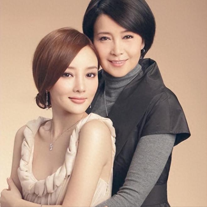Mẹ của Lý Tiểu Lộ vô cùng hối hận vì năm xưa đã đồng ý hôn sự giữa 2 ngôi sao Cbiz (Ảnh: Sohu).