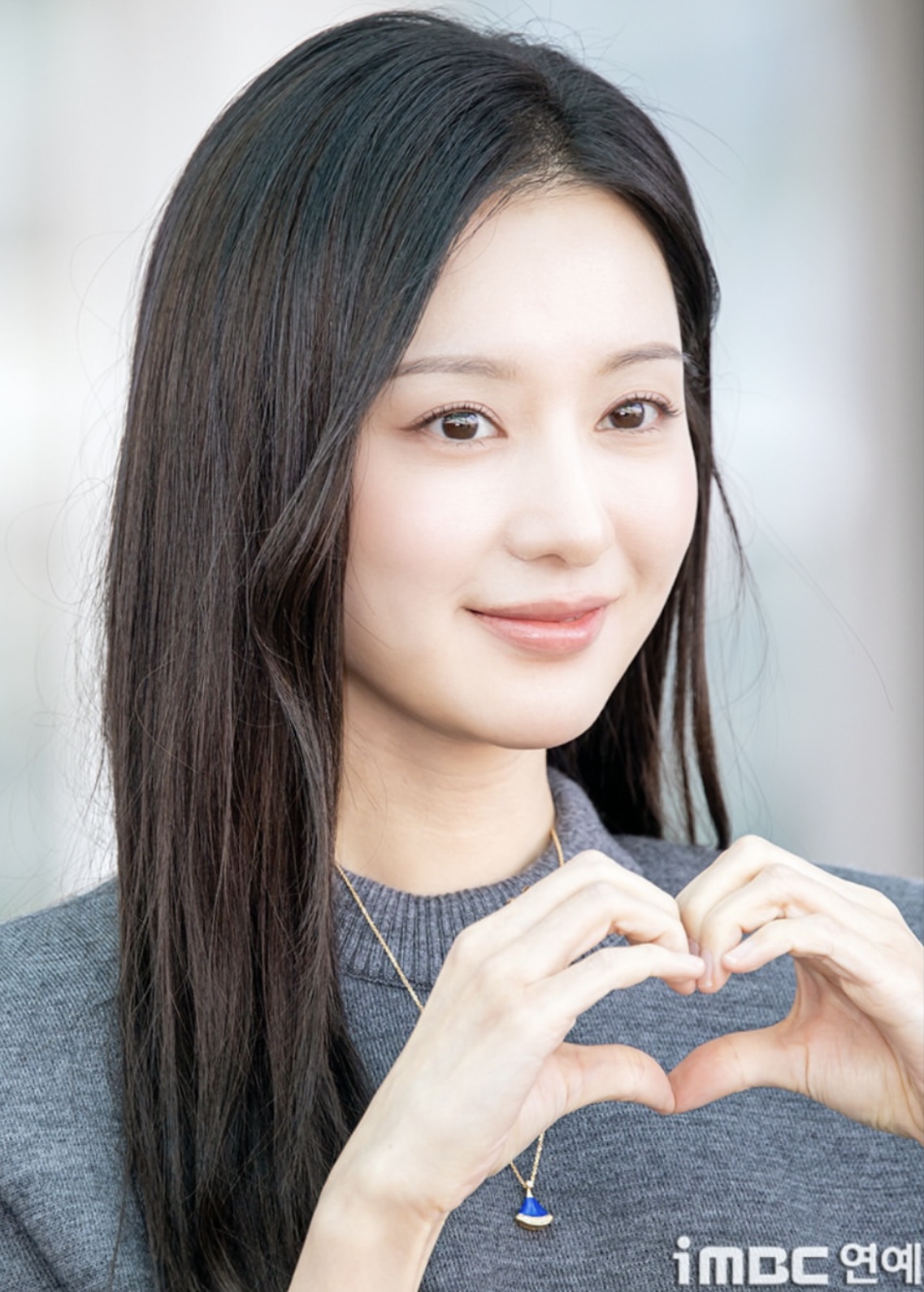  Cận cảnh nhan sắc mướt mịn không tì vết của Kim Ji Won. (Nguồn: Instagram)