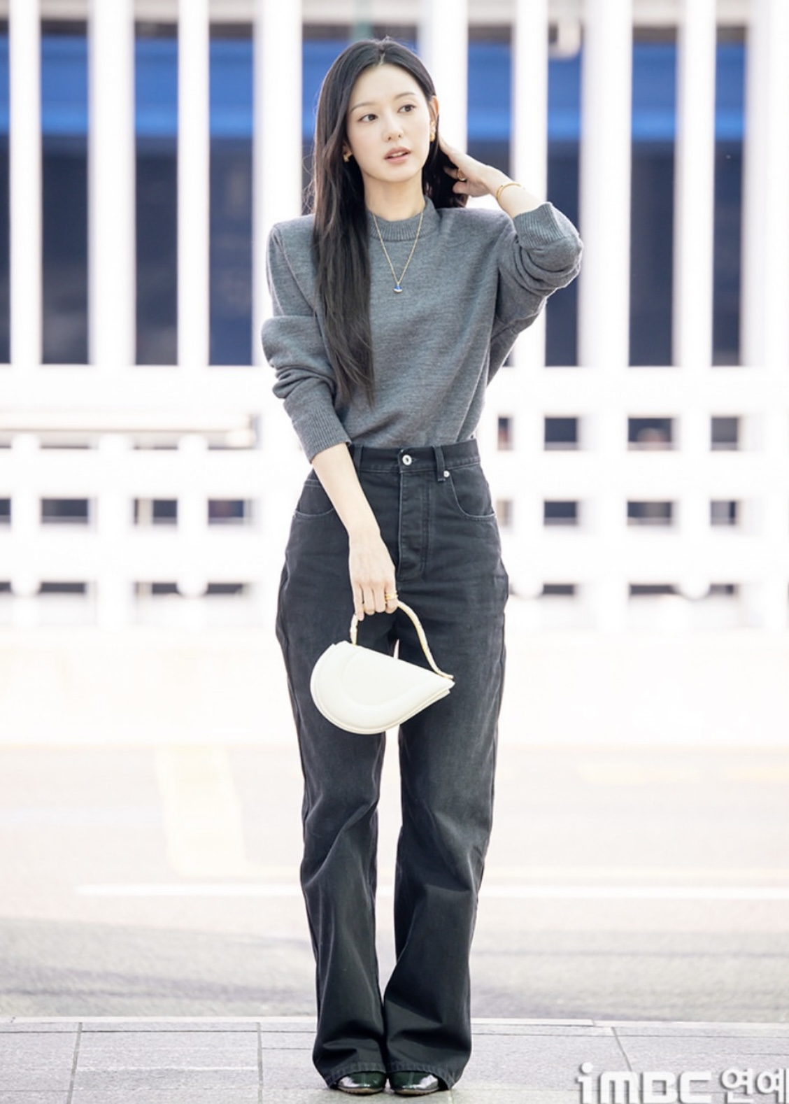 Kim Ji Won ra sân bay thôi cũng toát ra “đầy mùi tiền”