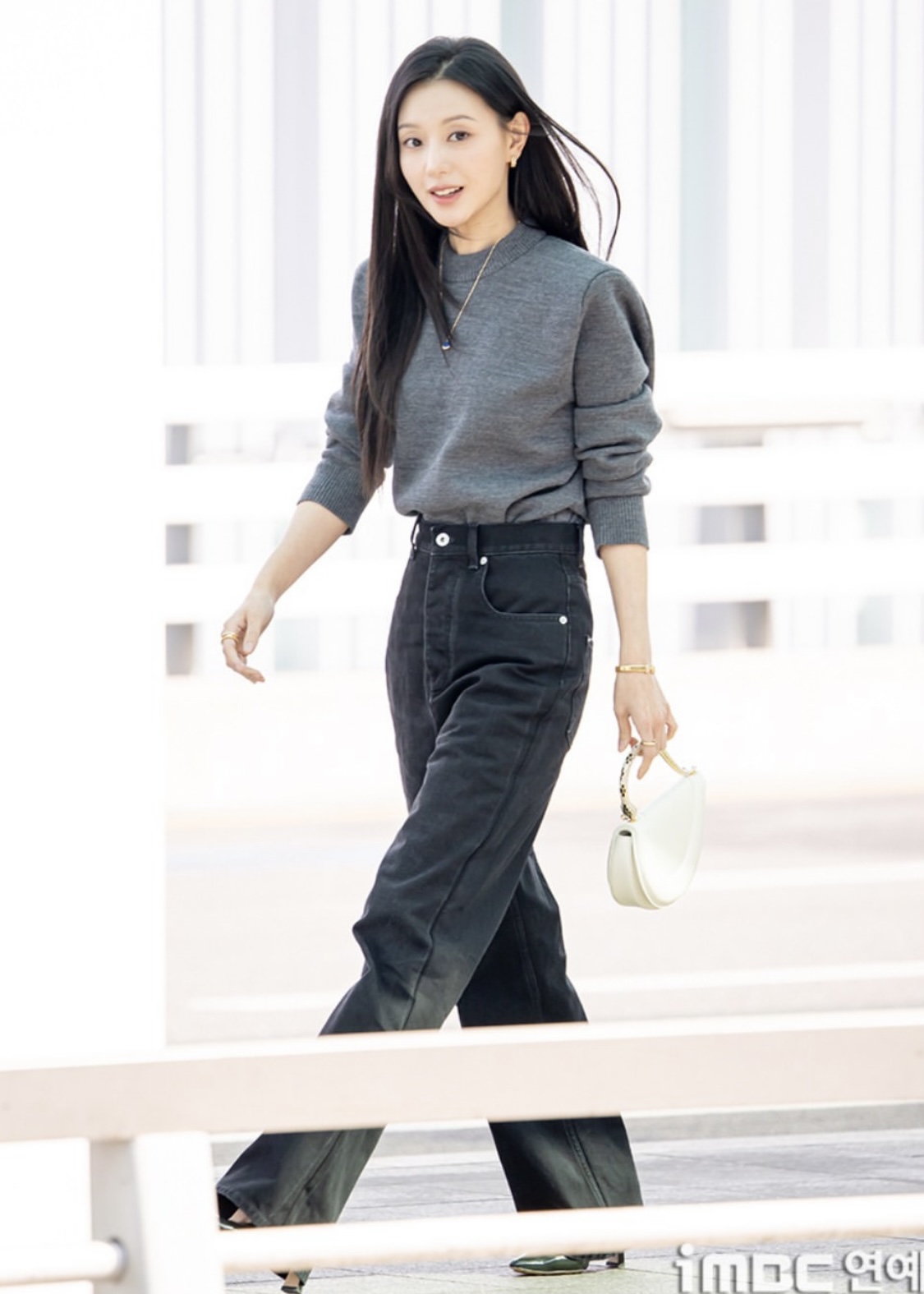 Kim Ji Won ra sân bay thôi cũng toát ra “đầy mùi tiền”