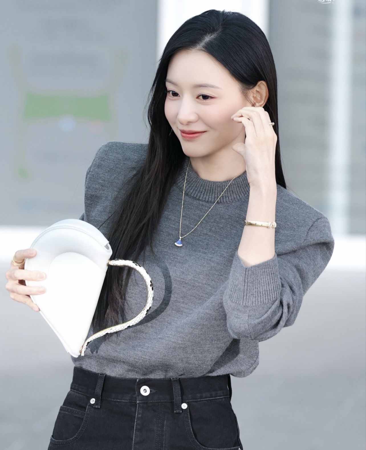 Kim Ji Won ra sân bay thôi cũng toát ra “đầy mùi tiền”