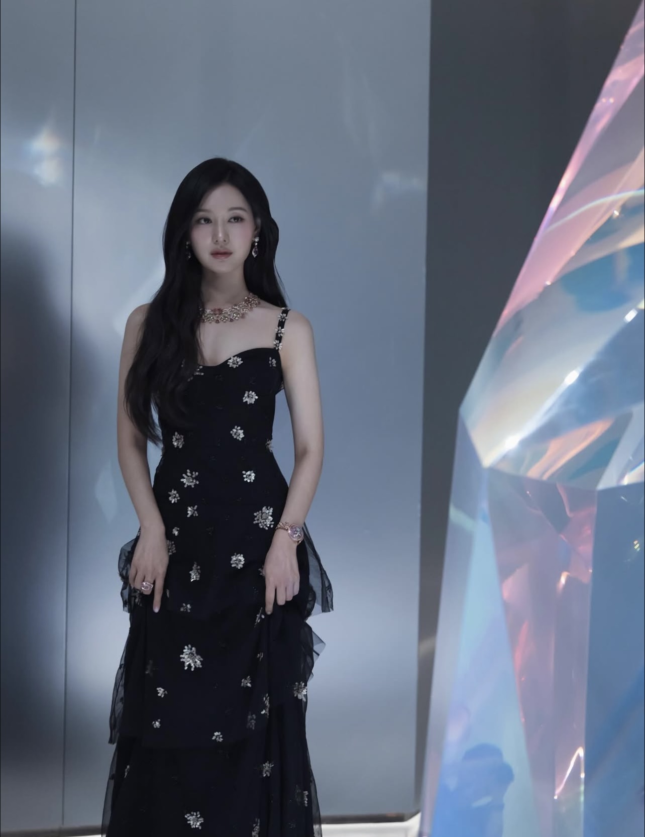 Kim Ji Won ra sân bay thôi cũng toát ra “đầy mùi tiền”