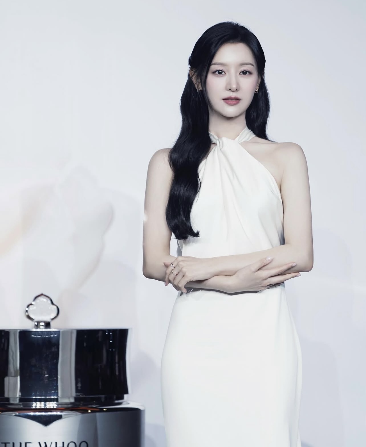 Kim Ji Won ra sân bay thôi cũng toát ra “đầy mùi tiền”