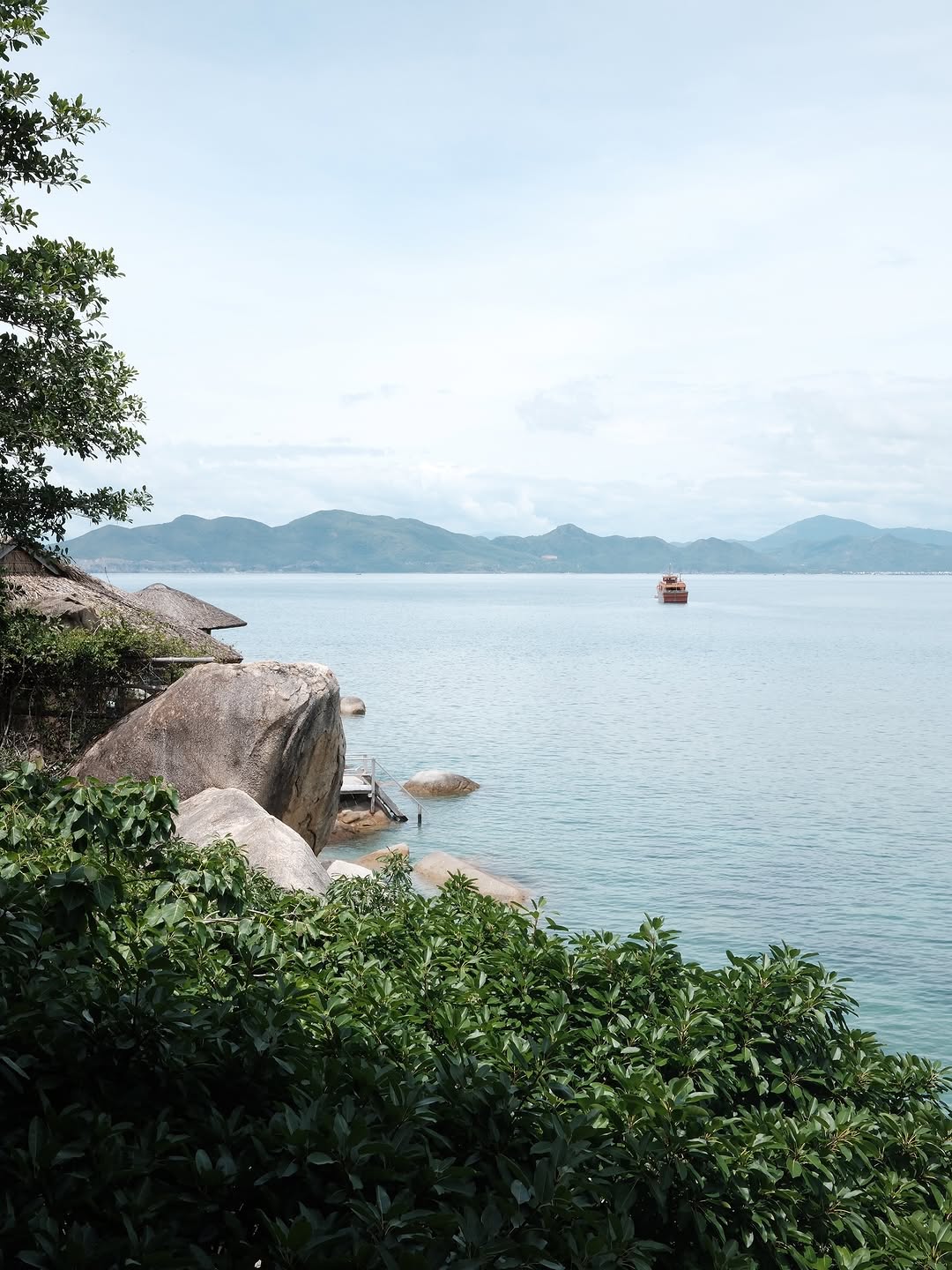 Vịnh Ninh Vân gây ấn tượng với cảnh sắc thiên nhiên hoang sơ. Ảnh: @_whynotchao_