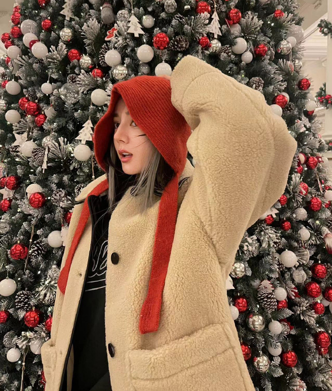 Nhiệt Ba từng bất ngờ ở ẩn vào năm 2023-2024. Thời điểm đó, cô cũng mặc đồ rộng giấu dáng. Vì vậy, dân tình có cơ sở tin rằng mỹ nhân Tân Cương đã lặng lẽ sinh con cho Hoàng Cảnh Du. Ảnh: Sina