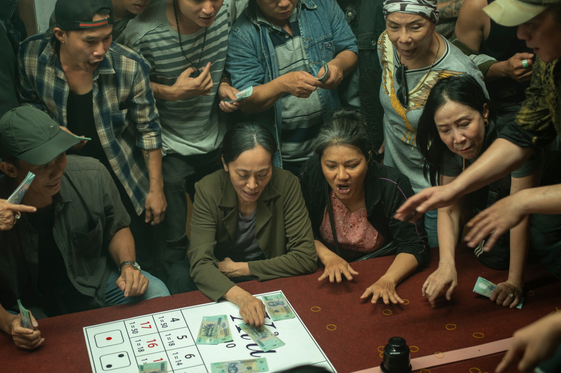 Nữ NSƯT đóng 10 vai như 1 vẫn đắt show khủng khiếp, càng xấu khán giả càng u mê